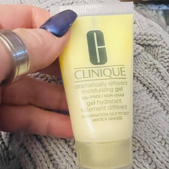 Clinique Dramatically Different Moisturizing Gel Oil Free Travel Size - Picture 3 of 8
